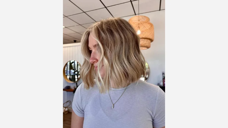 50 Chic Short Bob Hairstyles You’ll Fall in Love With 36 Beachy Angled Bob