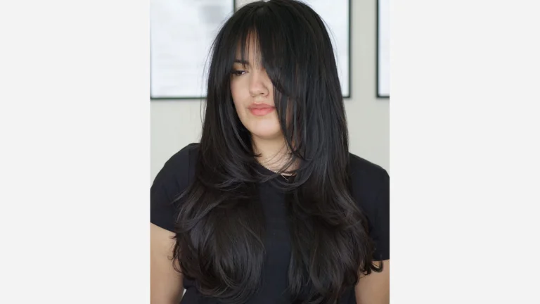 Straight Hair with Volume-Boosting Layers