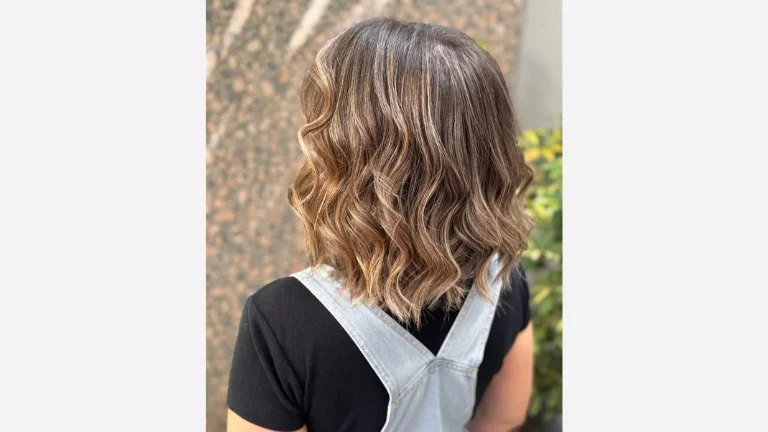 50 Chic Short Bob Hairstyles You’ll Fall in Love With 37 Wavy Bob with Highlights