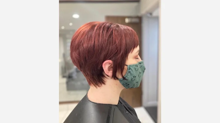 50 Best Short Layered Haircuts for Women to Try 22 Side-Swept Fringe