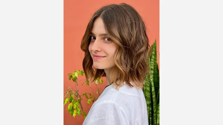 50 Chic Short Bob Hairstyles You’ll Fall in Love With 22 Messy Bob