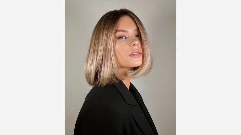 50 Chic Short Bob Hairstyles You’ll Fall in Love With 23 Middle-Parted Bob