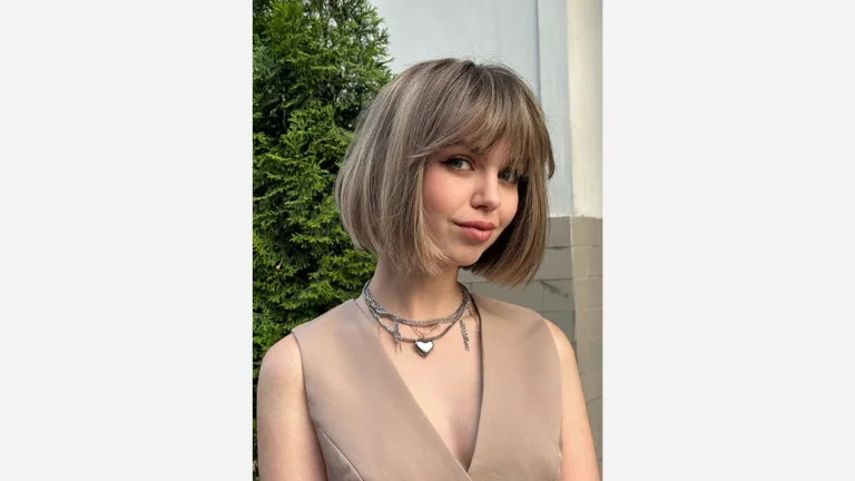 50 Chic Short Bob Hairstyles You’ll Fall in Love With 30 Bob with Straight Across Nape
