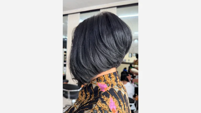 50 Chic Short Bob Hairstyles You’ll Fall in Love With 33 Bob with Overlapping Layers