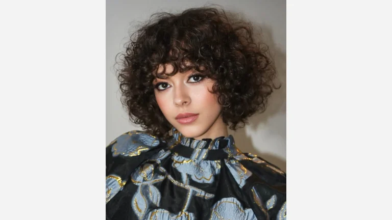 35 Stunning Curly Bob Hairstyles You’ll Love 16 Collarbone Bob