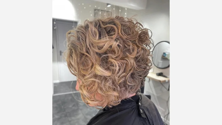 35 Stunning Curly Bob Hairstyles You’ll Love 19 Graduated Bob