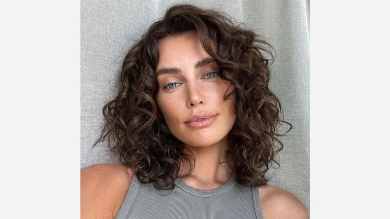 35 Stunning Curly Bob Hairstyles You’ll Love 27 Shaggy Bob