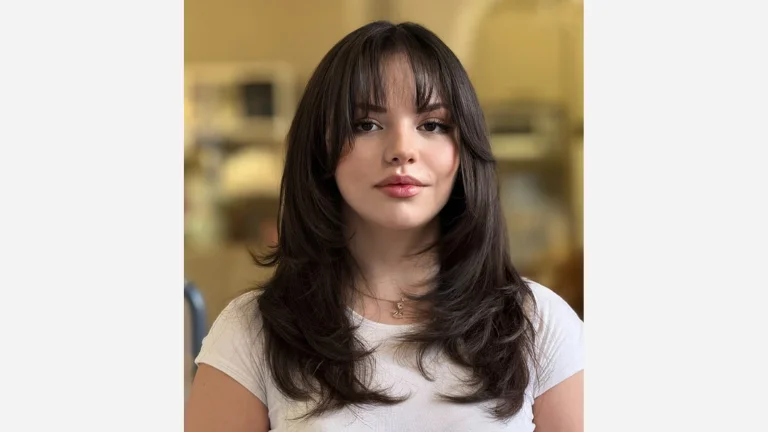 30 Stunning Butterfly Cut Ideas You’ll Love 17 Butterfly Shoulder-Length