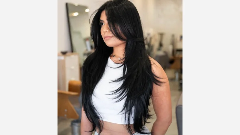 30 Stunning Butterfly Cut Ideas You’ll Love 23 Butterfly with Straight Hair