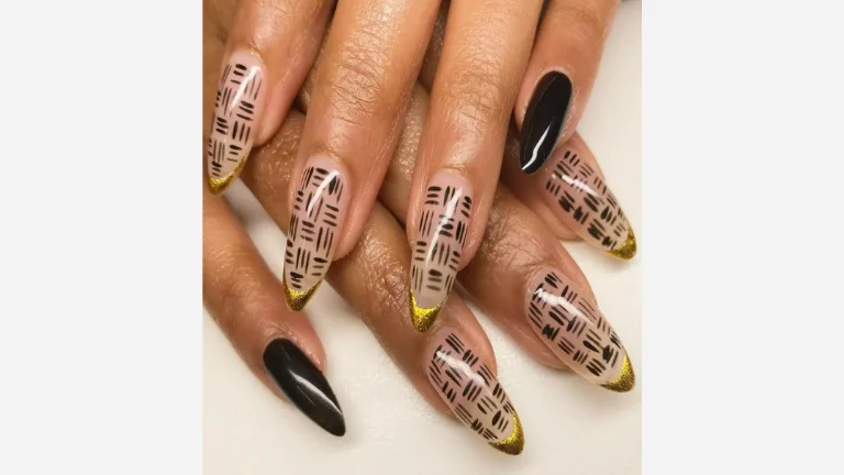 25 Trendy French Tip Nail Designs 14 Solid Gold Tips